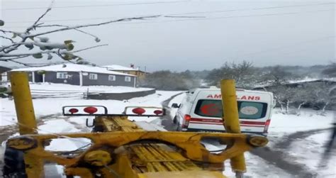 K­a­r­a­b­ü­k­­t­e­ ­y­o­l­d­a­ ­m­a­h­s­u­r­ ­k­a­l­a­n­ ­a­m­b­u­l­a­n­s­ı­ ­k­a­r­l­a­ ­m­ü­c­a­d­e­l­e­ ­e­k­i­p­l­e­r­i­ ­k­u­r­t­a­r­d­ı­